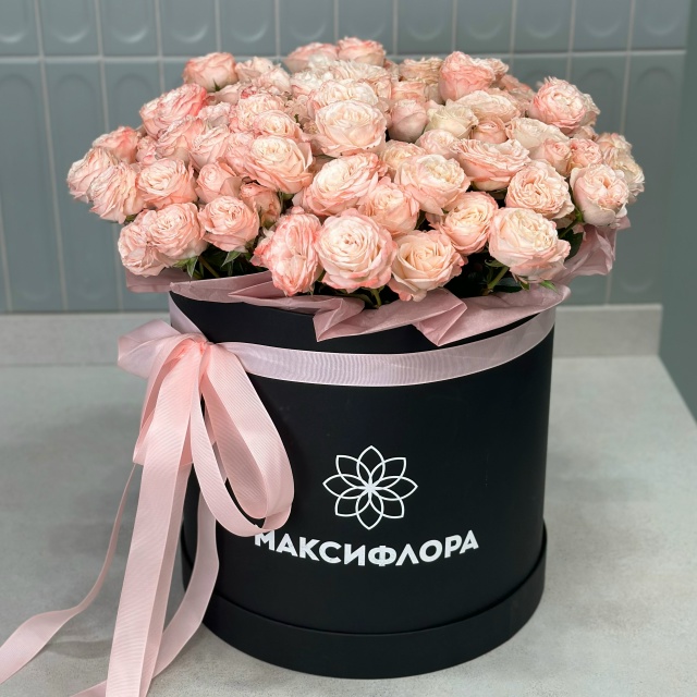Композиция из 15 пионовидных кустовых роз Бомбастик